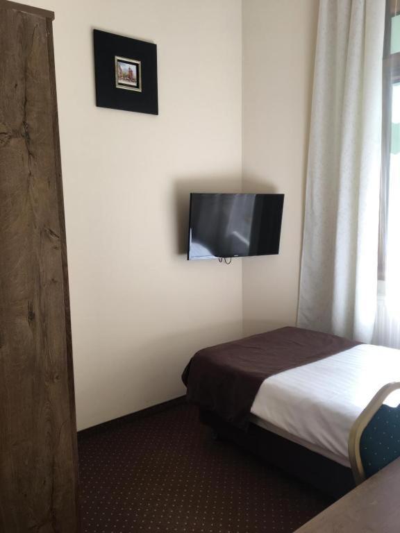 Small Single Room without