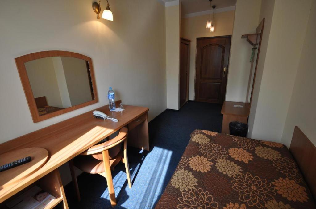 Small Single Room without